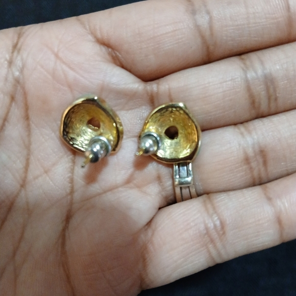 Green stud earrings with a gold tone. Has the backs. Classy, stunning,feminine - Picture 3 of 3